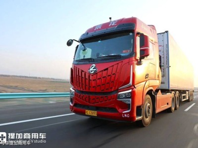 乘龍HK燃?xì)廛囌鲬?zhàn)連霍高速：大馬力低氣耗，舒適駕乘征服西北復(fù)雜路況