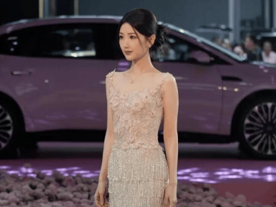 毛曉彤成都車展優(yōu)雅現(xiàn)身，自然真誠盡顯本真之美