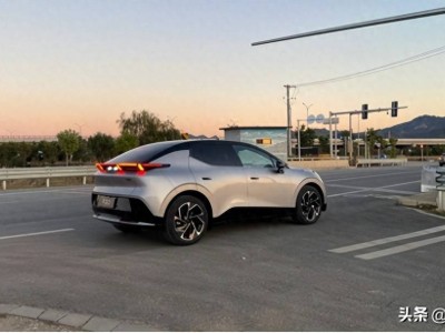 銀色領克Z20街頭現身,車漆配大輪轂引發是新品還是改裝猜測