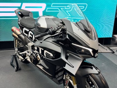 春風V4 SR-RR原型車米蘭展首秀：自研引擎+黑科技，重塑超性能戰車新標桿