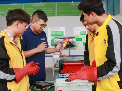 新能源汽修前景廣,甘肅萬通技工學校憑實力成學習就業優選之地