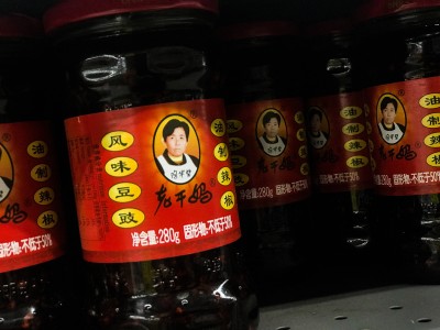 老干媽:線上“躺平”線下穩(wěn),傳統(tǒng)品牌如何守住“辣醬江山”?