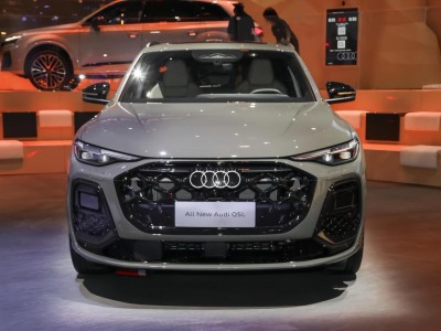 全新奧迪Q5L到店實拍，軸距加長配華為智駕，能否挑戰寶馬X3？