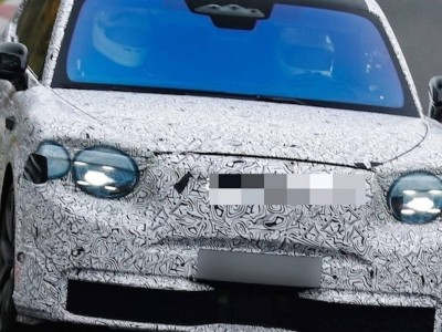 賓利首款純電SUV紐博格林路試!下沉式格柵+三電機,或成超豪華電氣化新標桿