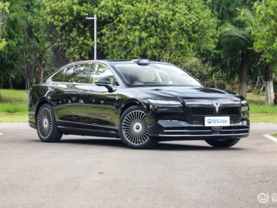 嵐圖追光L插混轎車上市,27.99萬起售,1400公里續航配華為智駕系統