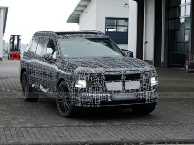 寶馬全新X7諜照來襲:分體大燈配硬朗線條 輕混V8與純電iX7齊亮相