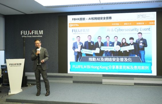 A person speaking on stage

Des<i></i>cription automatically generated