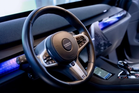 汽車的方向盤

AI 生成的內(nèi)容可能不正確。