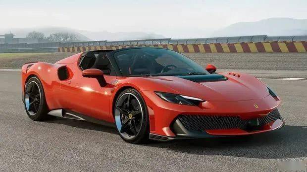 法拉利296 Speciale敞篷版?zhèn)让?></p><p>車身側(cè)面，新車增加了導(dǎo)流風(fēng)道，并換裝了全新的多輻輪圈，搭配大尺寸剎車盤，視覺效果極具沖擊力。車尾部分，中置單出排氣管經(jīng)過微調(diào)，尾燈上方增設(shè)了兩片擾流板，配合夸張的大尺寸擴(kuò)散器，彰顯出強(qiáng)烈的賽道基因。</p><p style=