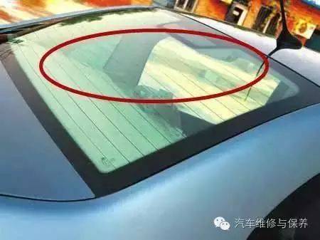 反光鏡被霜覆蓋