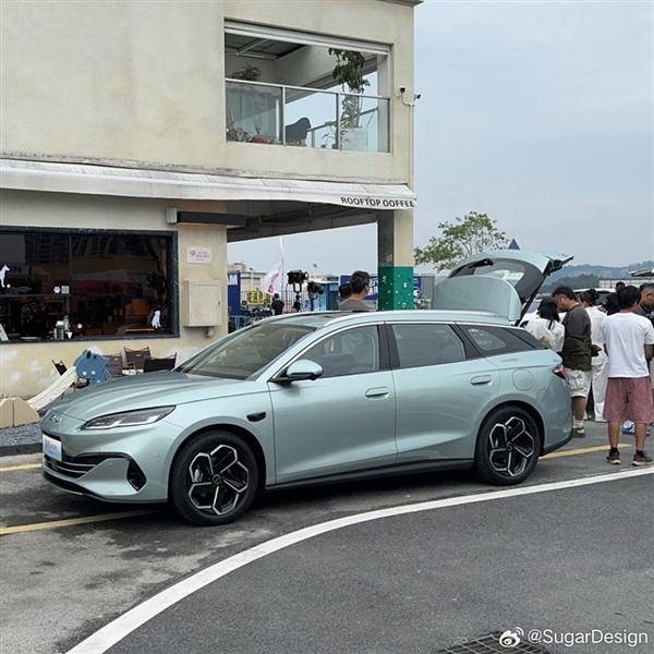 比亞迪海豹06旅行版車身側(cè)面