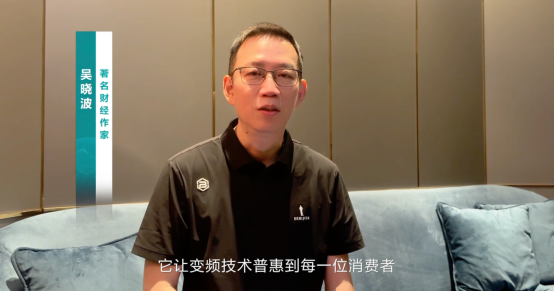 男人在房間里

描述已自動生成
