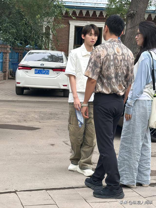尼格買提與唐九洲站在一起