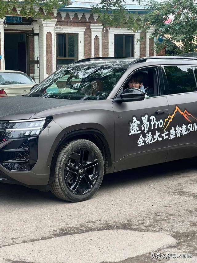 唐九洲嘗試啟動車輛