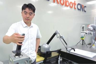 張桀馨操作機器人