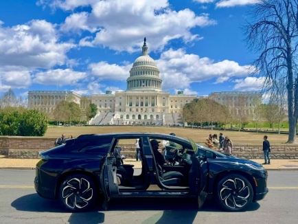 藍色的車停在路上
AI 生成的內(nèi)容可能不正確。