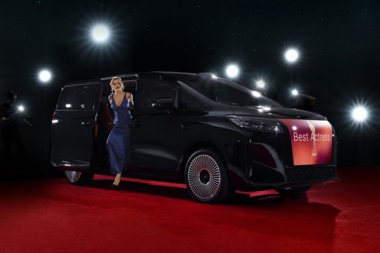 夜晚開著燈的汽車

AI 生成的內容可能不正確。