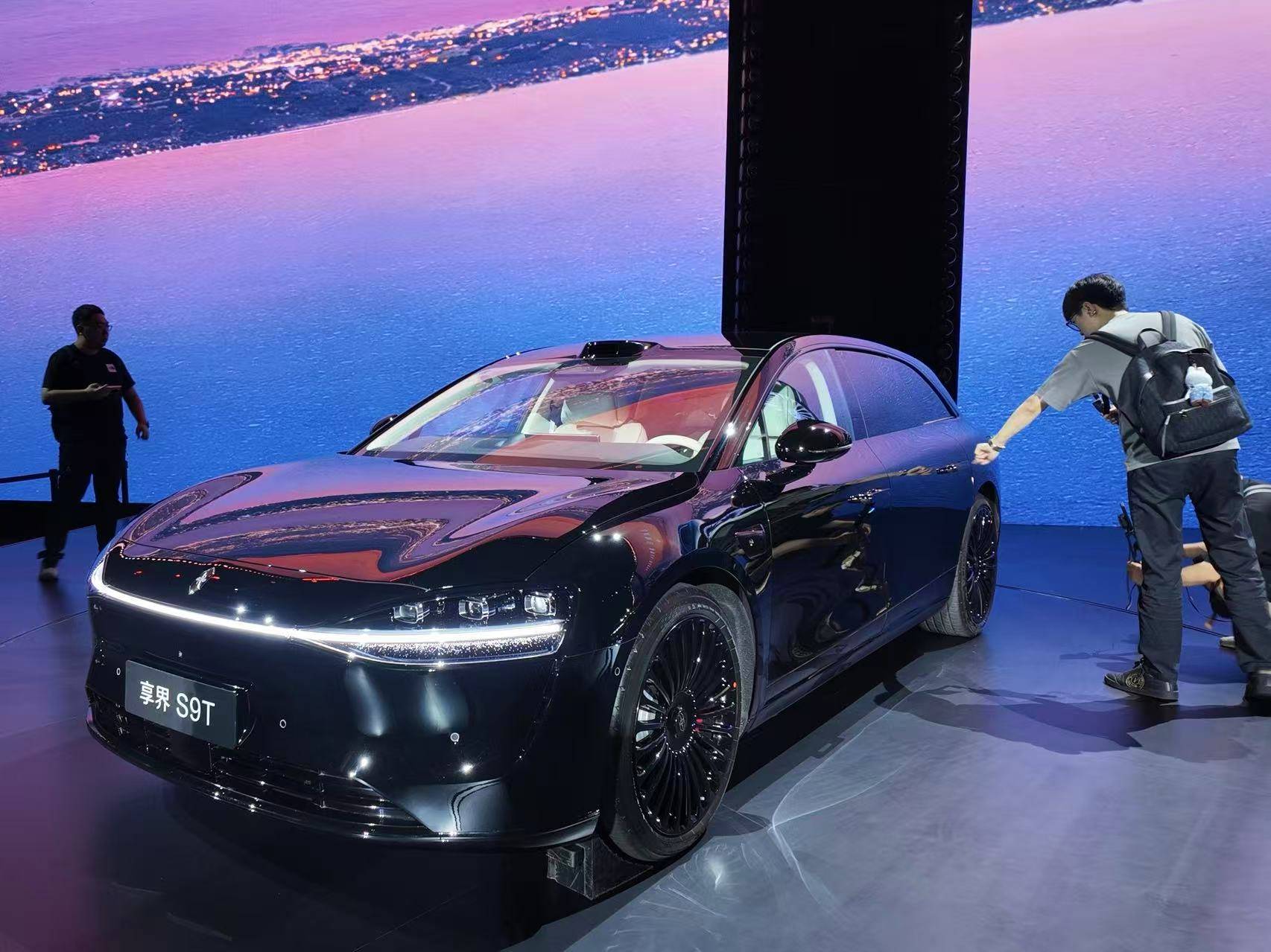 享界S9T實車展示