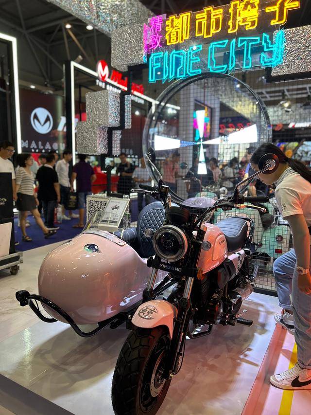 摩友聚會場景