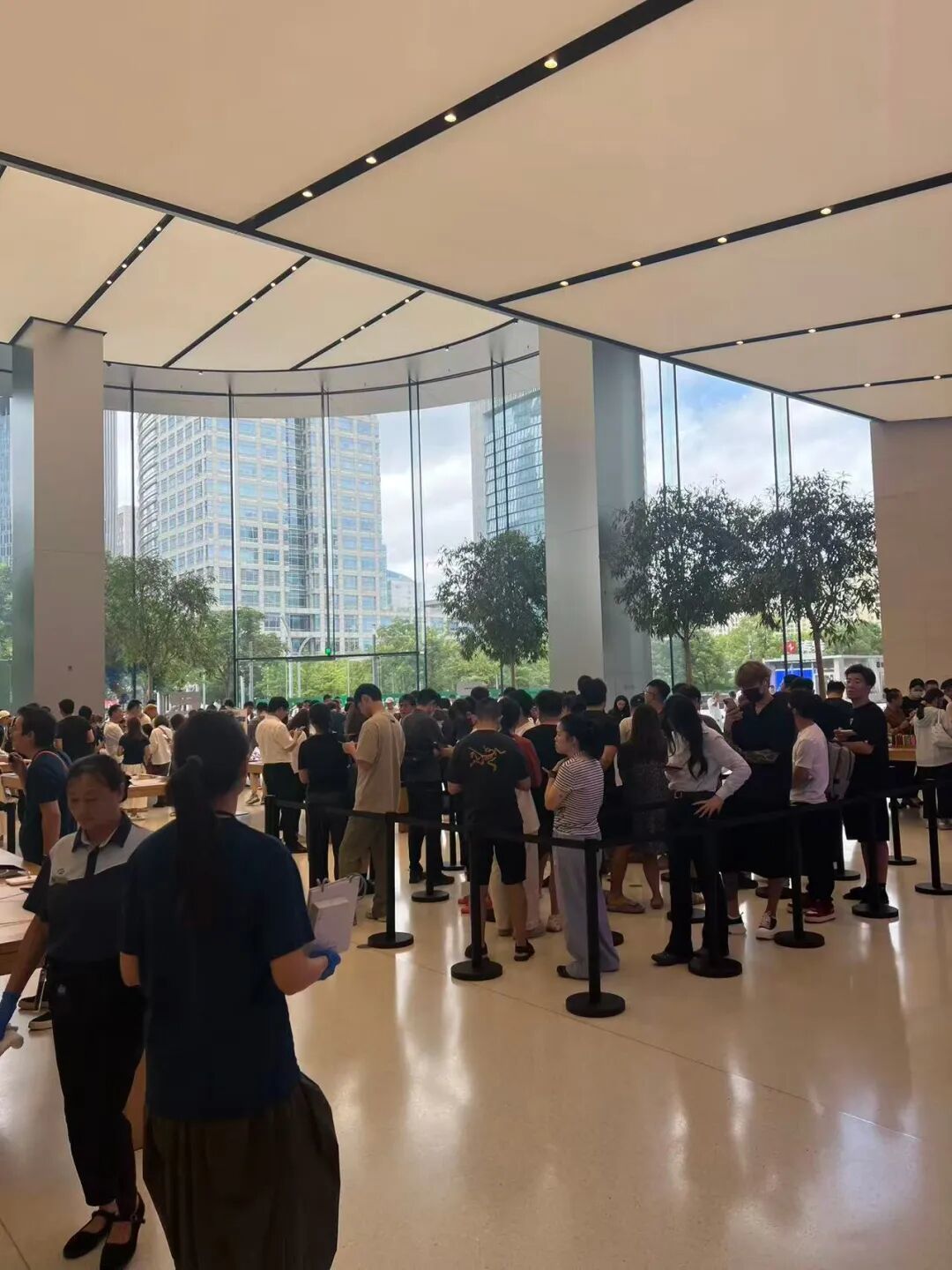 Apple Store門店排隊場景