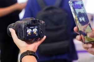 人手里拿著照相機

AI 生成的內容可能不正確。