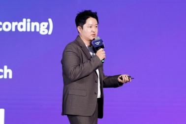 穿著西裝筆挺的男子與配字

AI 生成的內容可能不正確。