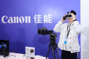 圖片包含 物體, 人, 穿著, 站

AI 生成的內容可能不正確。