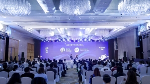 人們在看臺上的人群

AI 生成的內容可能不正確。