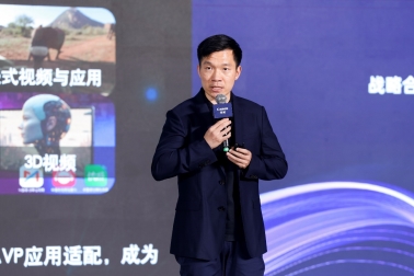 穿著西裝筆挺的男子與配字

AI 生成的內容可能不正確。