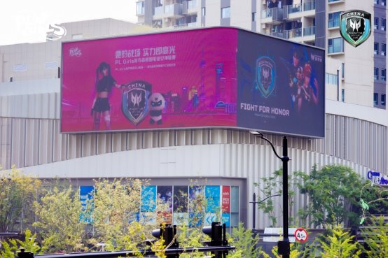 建筑上掛著商鋪的招牌

AI 生成的內容可能不正確。