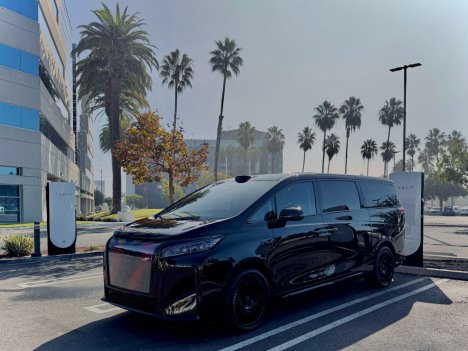 路上有輛藍色的汽車
AI 生成的內容可能不正確。