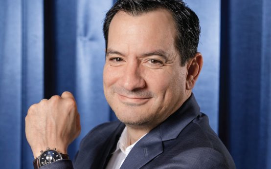 穿著藍色衣服的男人

AI 生成的內容可能不正確。