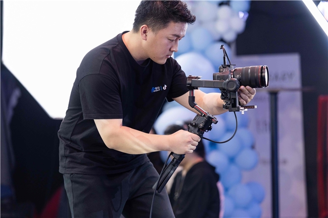 佳能“佳直播”攜手時(shí)拍傳媒,開啟明星感團(tuán)播時(shí)代