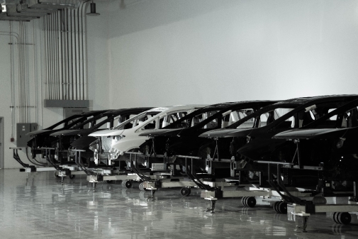 停機坪上一架飛機的黑白照片

AI 生成的內容可能不正確。