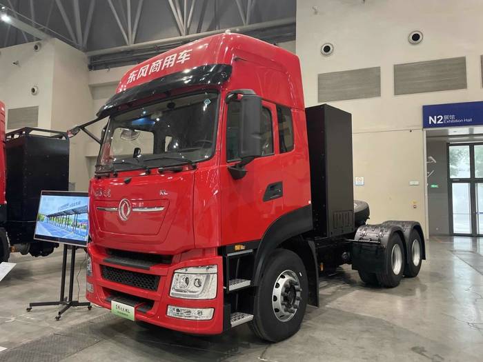 東風天龍KL港口集運純電牽引車