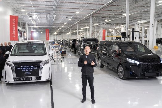 人站在汽車旁

AI 生成的內容可能不正確。