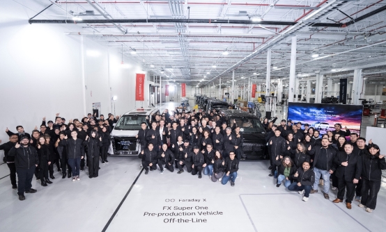 一群人在雪地上站著許多觀眾

AI 生成的內容可能不正確。