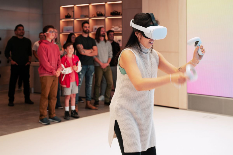 使用 Meta Quest 2 頭戴式設備（原 Oculus Quest 2）的女性